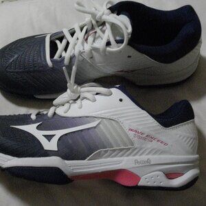 Women's Mizuno Wave Exceed Tour 3 tennis court shoes, size 8, white, navy, pink.